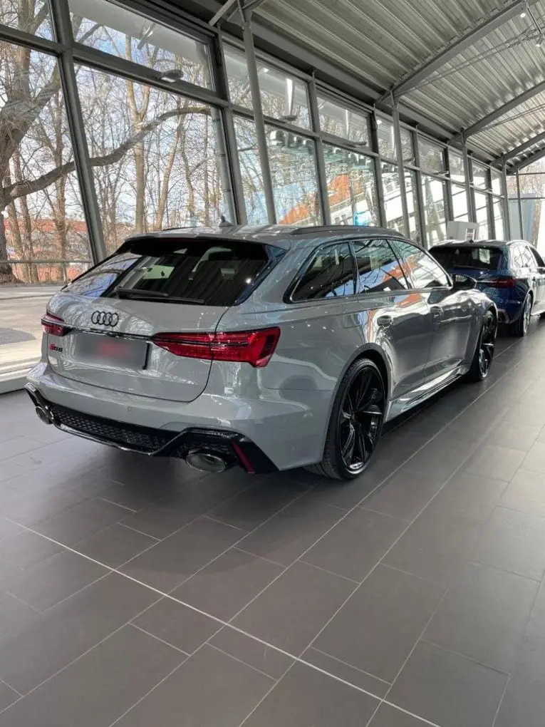 Audi RS6 Dynamic 2023, vista posteriore — Rome Luxury Car Rental, Roma. L'Audi RS6 Dynamic 2023 unisce una carrozzeria da wagon a cinque posti a una meccanica da…