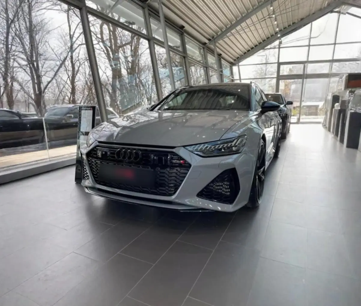 Audi RS6 Dynamic 2023, interni — Rome Luxury Car Rental, Roma. L'Audi RS6 Dynamic 2023 unisce una carrozzeria da wagon a cinque posti a una meccanica da…