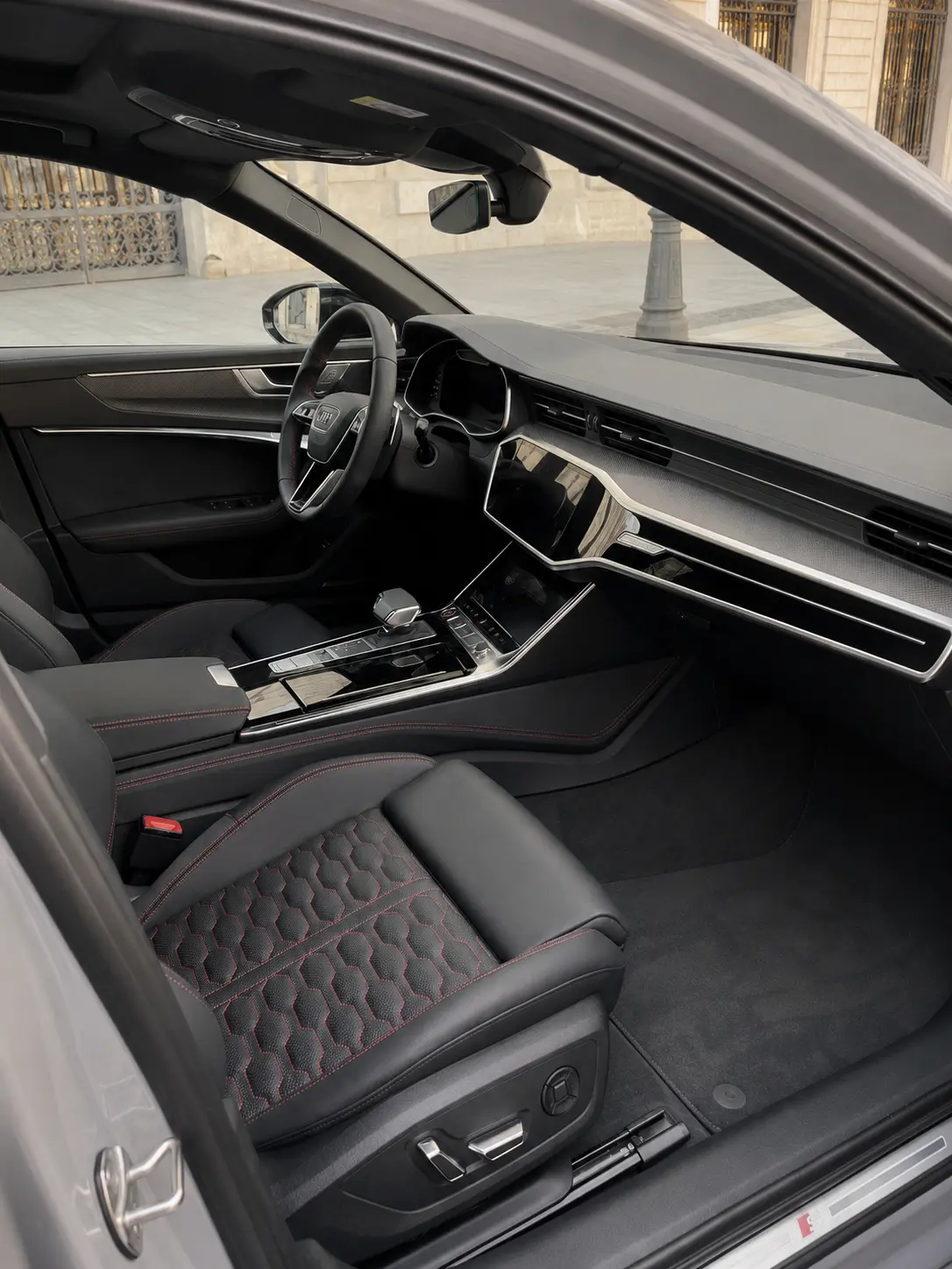 Audi RS6 Dynamic 2023, салон — Rome Luxury Car Rental, Рим. Audi RS6 Dynamic 2023 года соединяет отдачу спорткара с практичностью полноценного…