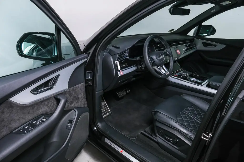 Audi SQ7 2025, esterno — Rome Luxury Car Rental, Roma. L'Audi SQ7 2025 unisce la struttura di un SUV a sette posti alla spinta di un motore da…