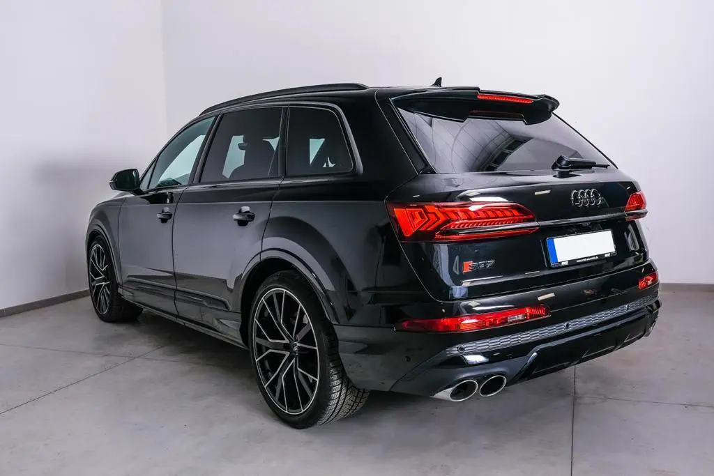 Audi SQ7 2025, vista frontale — Rome Luxury Car Rental, Roma. L'Audi SQ7 2025 unisce la struttura di un SUV a sette posti alla spinta di un motore da…