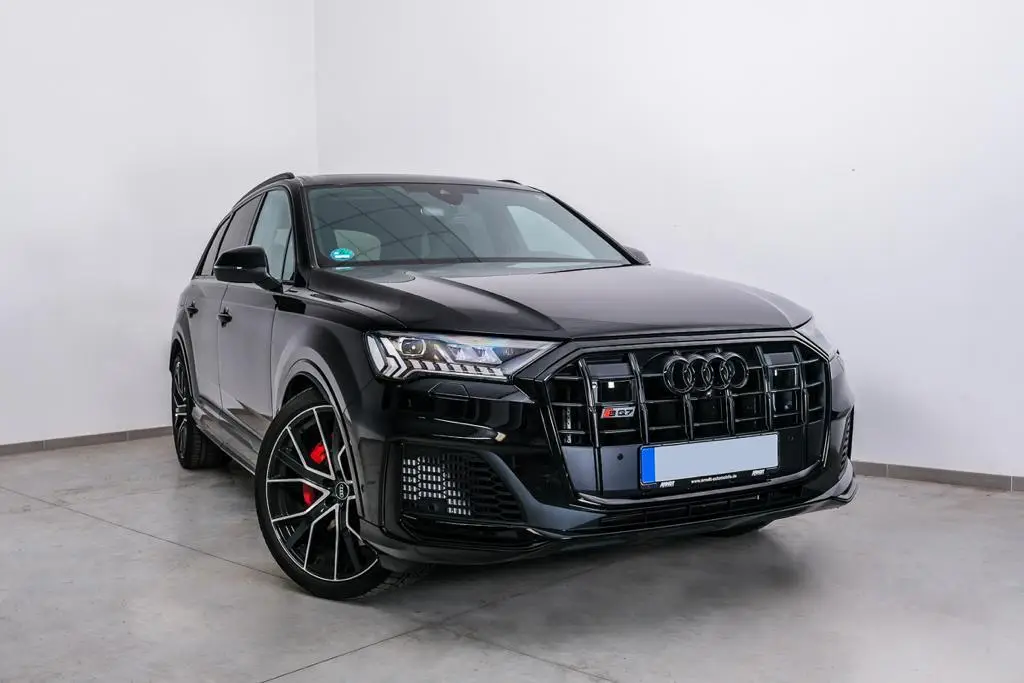 Audi SQ7 2025, vista posteriore — Rome Luxury Car Rental, Roma. L'Audi SQ7 2025 unisce la struttura di un SUV a sette posti alla spinta di un motore da…