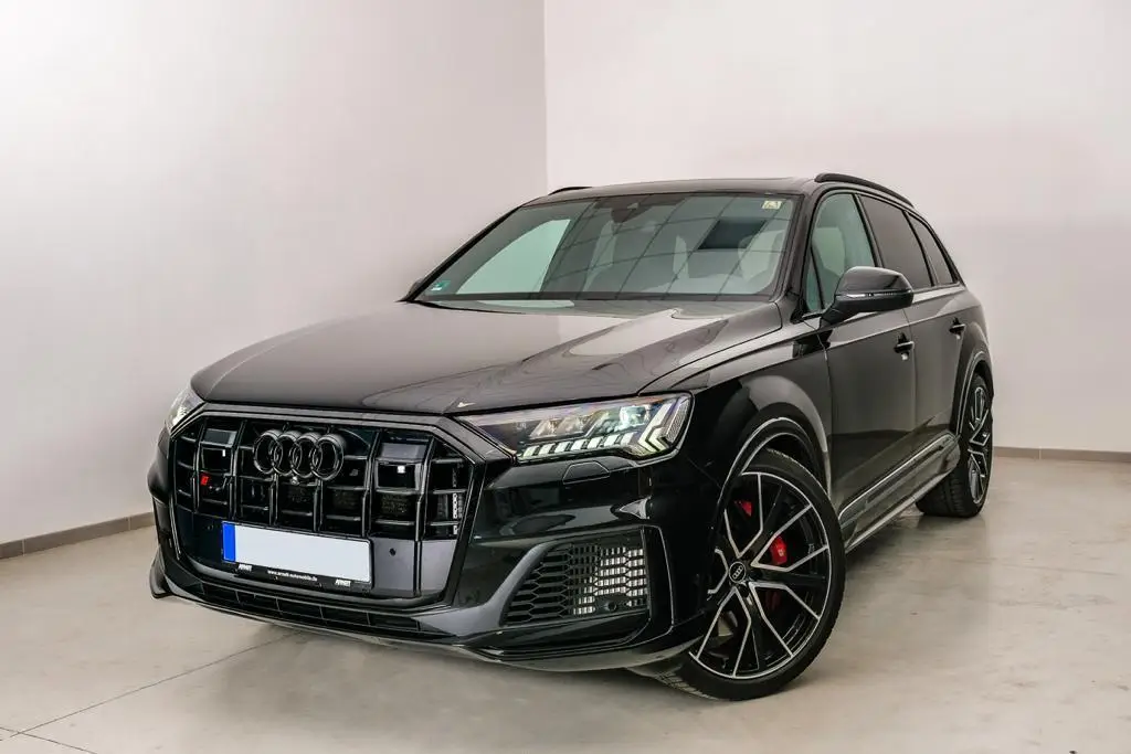 Audi SQ7 2025, interni — Rome Luxury Car Rental, Roma. L'Audi SQ7 2025 unisce la struttura di un SUV a sette posti alla spinta di un motore da…