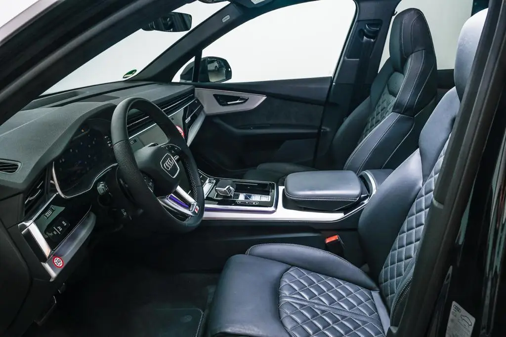 Audi SQ7 2025, cruscotto — Rome Luxury Car Rental, Roma. L'Audi SQ7 2025 unisce la struttura di un SUV a sette posti alla spinta di un motore da…