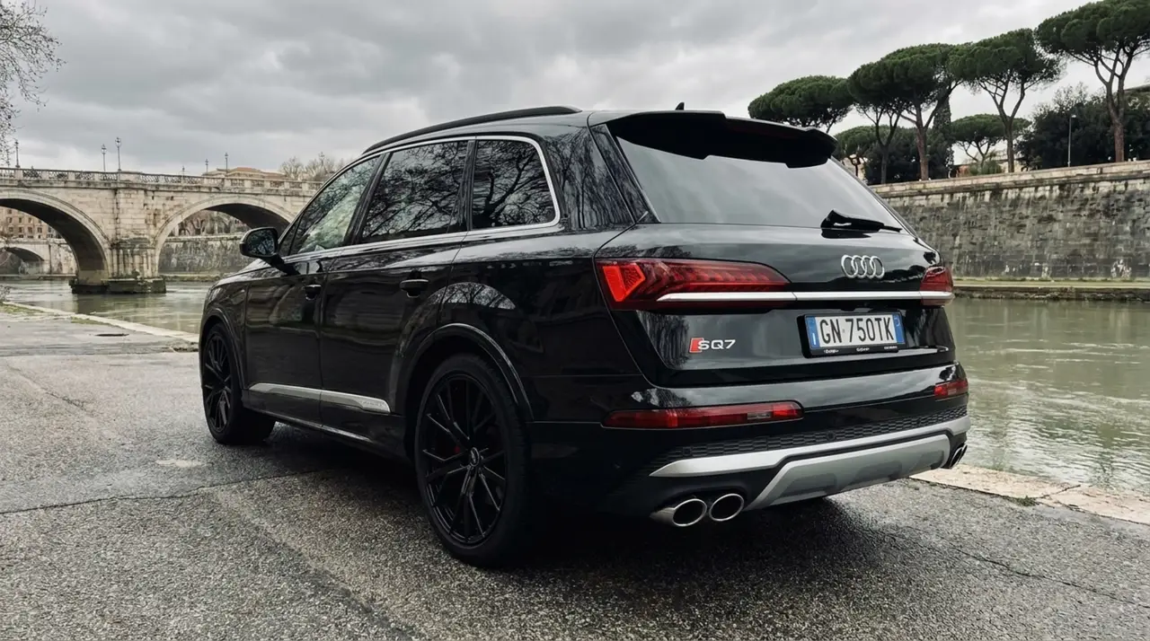 Audi SQ7 7seater 2023, esterno — Rome Luxury Car Rental, Roma. L'Audi SQ7 a sette posti porta in un unico corpo vettura la potenza di un SUV sportivo e…