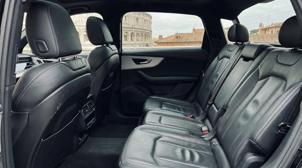 Audi SQ7 7seater 2023, interni — Rome Luxury Car Rental, Roma. L'Audi SQ7 a sette posti porta in un unico corpo vettura la potenza di un SUV sportivo e…