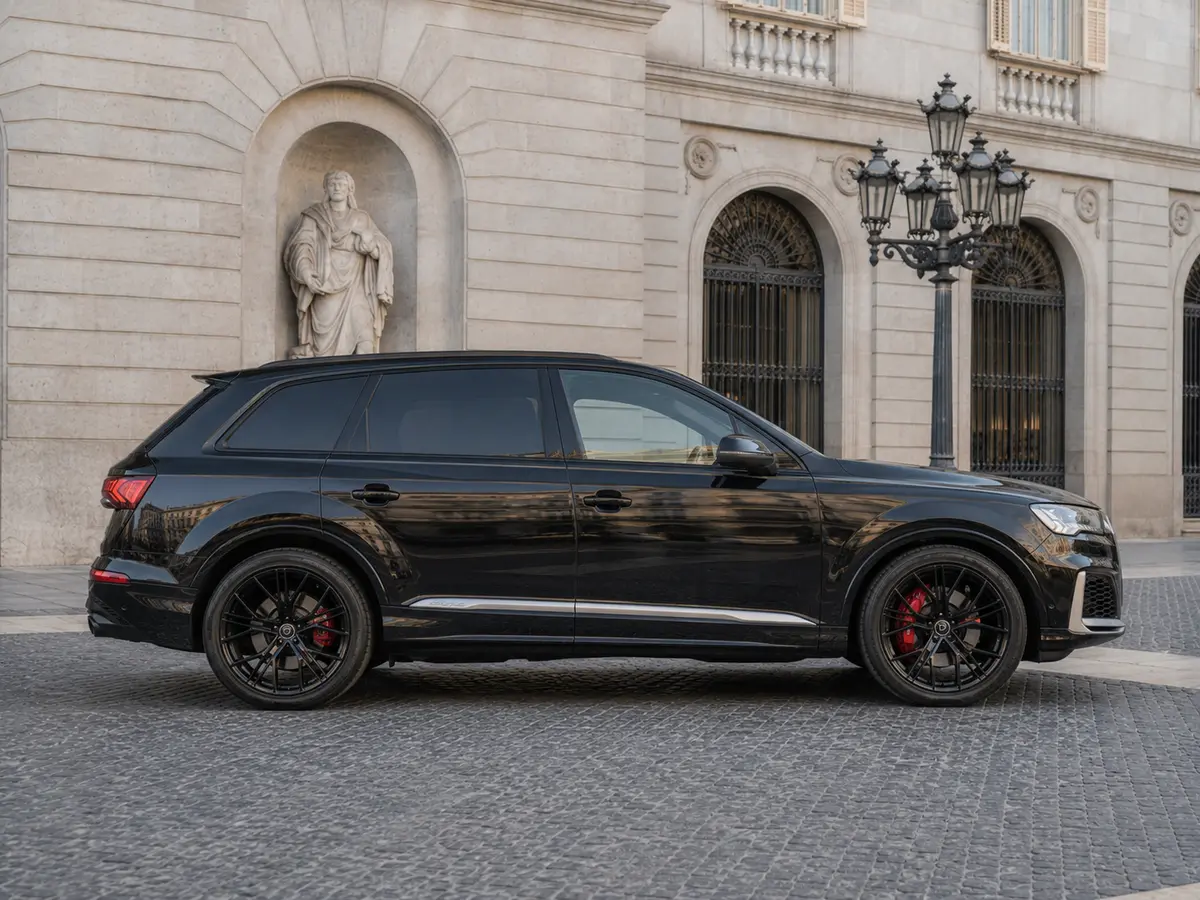 Audi SQ7 7seater 2023, front view — Rome Luxury Car Rental, Rome. The Audi SQ7 pairs 530 hp with seven seats, a rare combination in this segment and one…