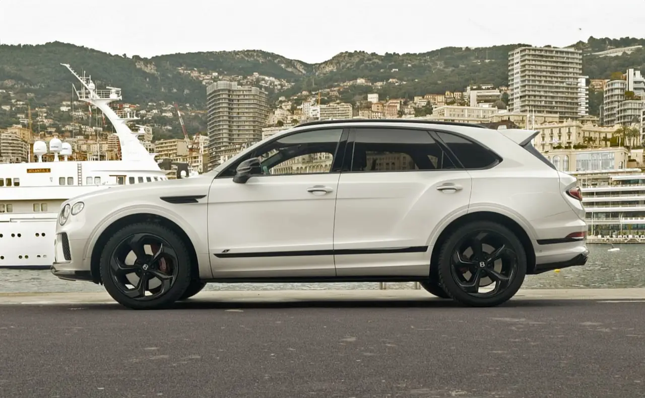 Bentley Bentayga V8-S 2024, esterno — Rome Luxury Car Rental, Roma. La Bentley Bentayga V8-S non ha bisogno di alzare la voce per farsi notare: cinque posti,…