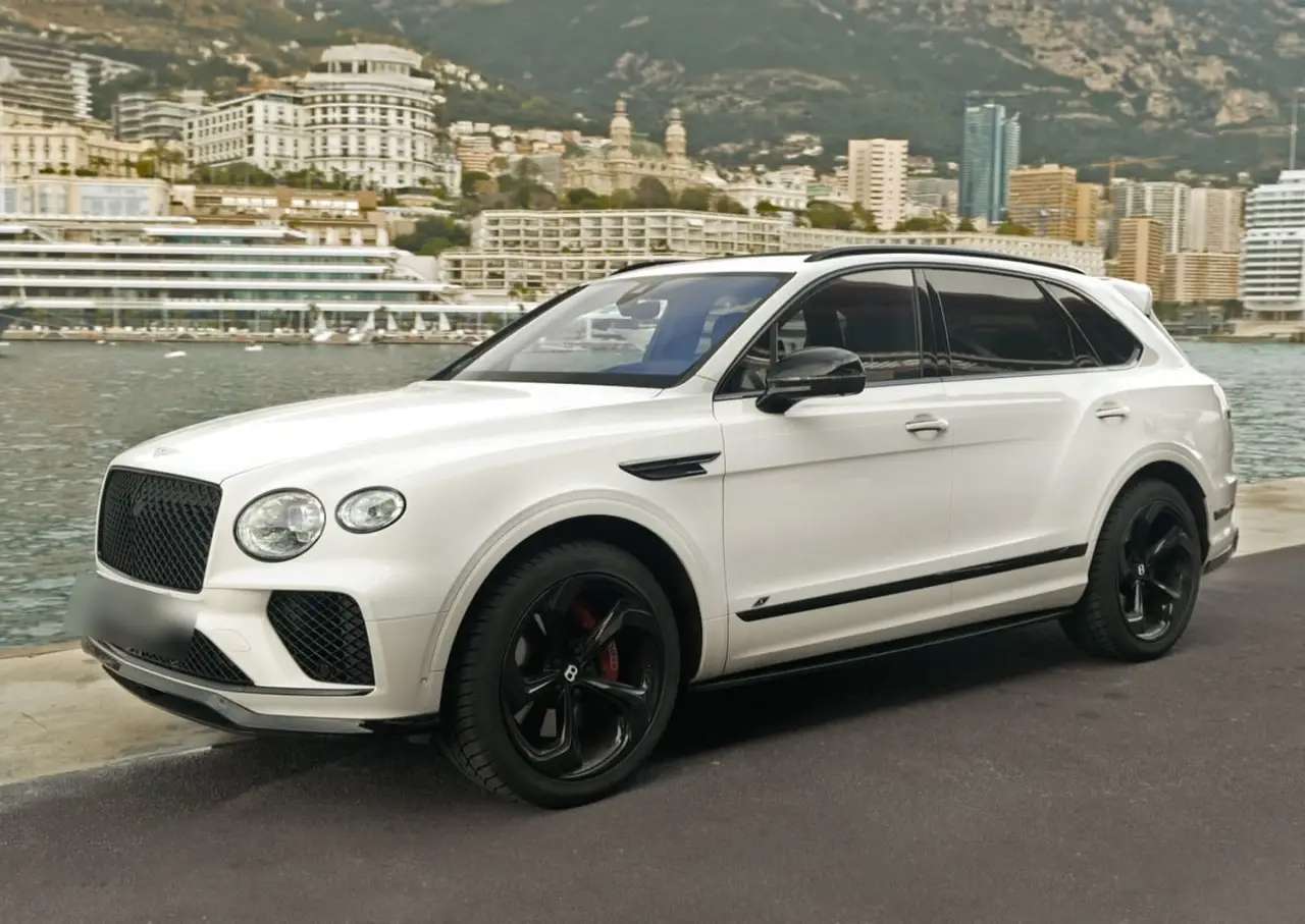 Bentley Bentayga V8-S 2024, vista frontale — Rome Luxury Car Rental, Roma. La Bentley Bentayga V8-S non ha bisogno di alzare la voce per farsi notare: cinque posti,…