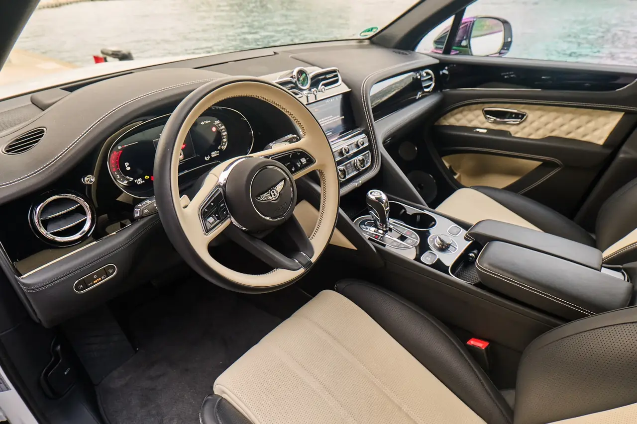 Bentley Bentayga V8-S 2024, vista posteriore — Rome Luxury Car Rental, Roma. La Bentley Bentayga V8-S non ha bisogno di alzare la voce per farsi notare: cinque posti,…