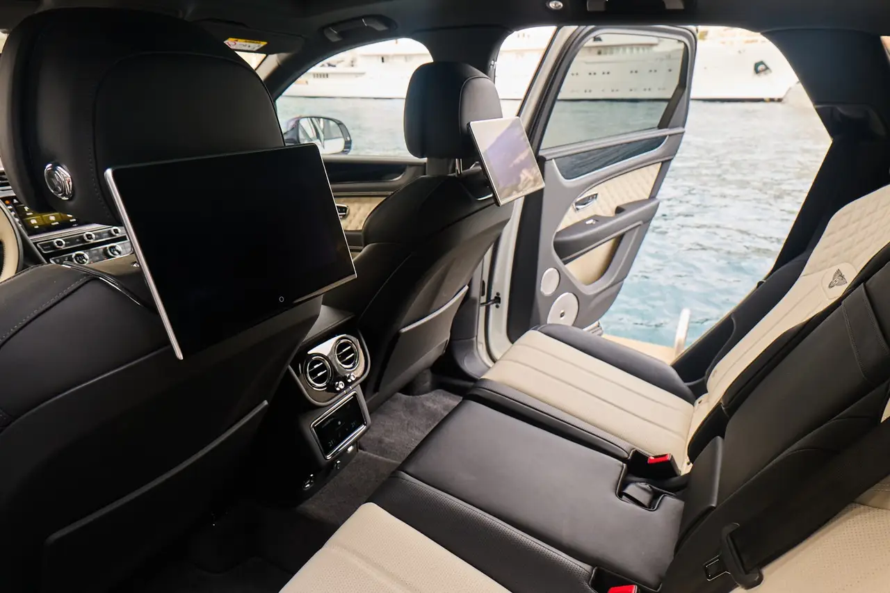 Bentley Bentayga V8-S 2024, interni — Rome Luxury Car Rental, Roma. La Bentley Bentayga V8-S non ha bisogno di alzare la voce per farsi notare: cinque posti,…