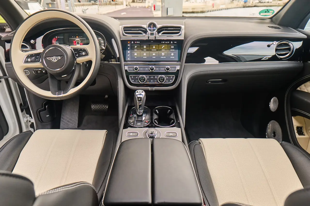 Bentley Bentayga V8-S 2024, cruscotto — Rome Luxury Car Rental, Roma. La Bentley Bentayga V8-S non ha bisogno di alzare la voce per farsi notare: cinque posti,…