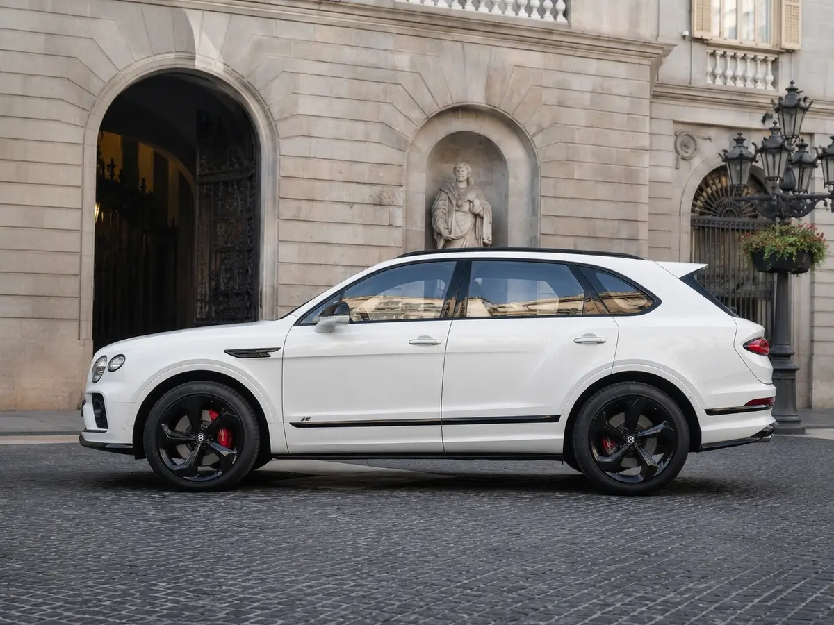 Bentley Bentayga V8-S 2024, esterno — Rome Luxury Car Rental, Roma. La Bentley Bentayga V8-S non ha bisogno di alzare la voce per farsi notare: cinque posti,…