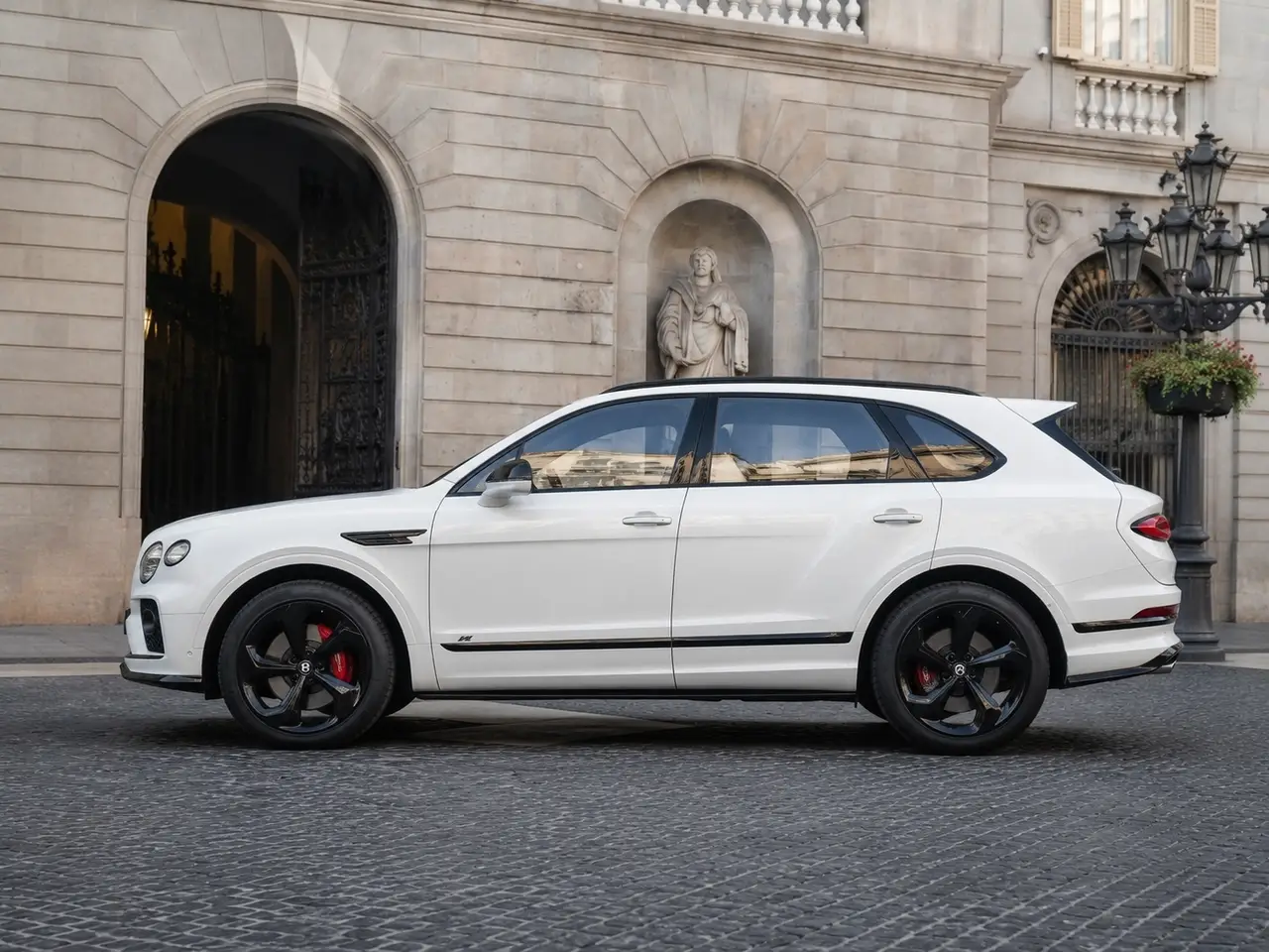 Bentley Bentayga V8-S 2024, esterno — Rome Luxury Car Rental, Roma. La Bentley Bentayga V8-S non ha bisogno di alzare la voce per farsi notare: cinque posti,…
