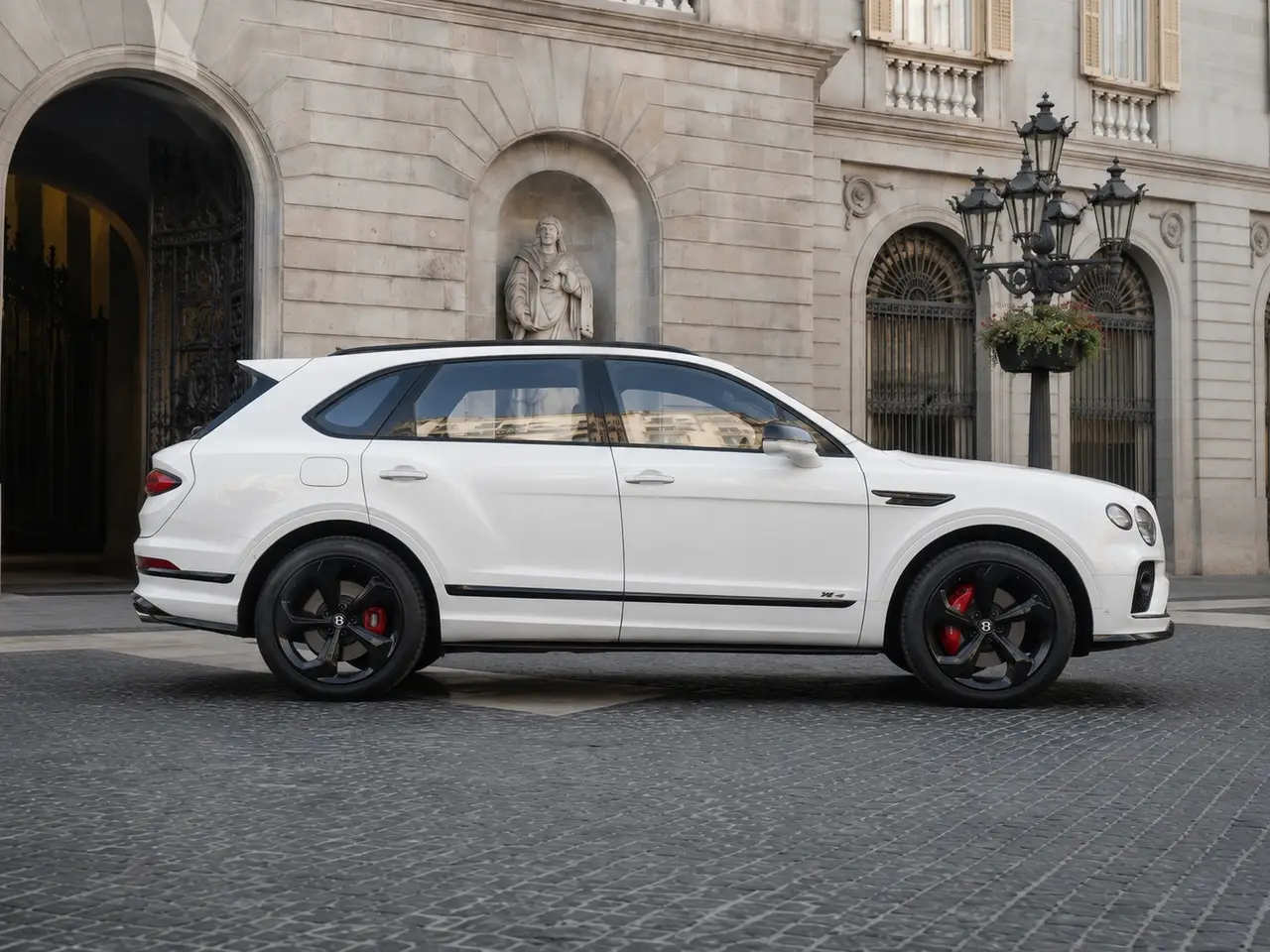 Bentley Bentayga V8-S 2024, vista frontale — Rome Luxury Car Rental, Roma. La Bentley Bentayga V8-S non ha bisogno di alzare la voce per farsi notare: cinque posti,…
