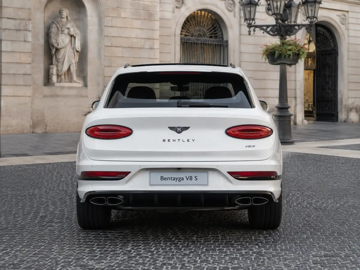 Bentley Bentayga V8-S 2024, vista posteriore — Rome Luxury Car Rental, Roma. La Bentley Bentayga V8-S non ha bisogno di alzare la voce per farsi notare: cinque posti,…