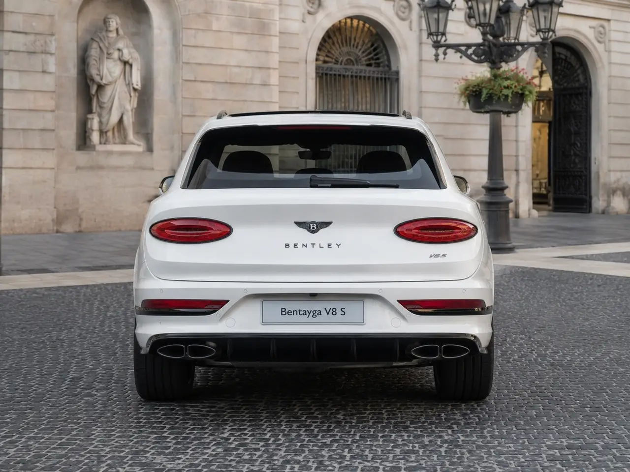Bentley Bentayga V8-S 2024, vista posteriore — Rome Luxury Car Rental, Roma. La Bentley Bentayga V8-S non ha bisogno di alzare la voce per farsi notare: cinque posti,…