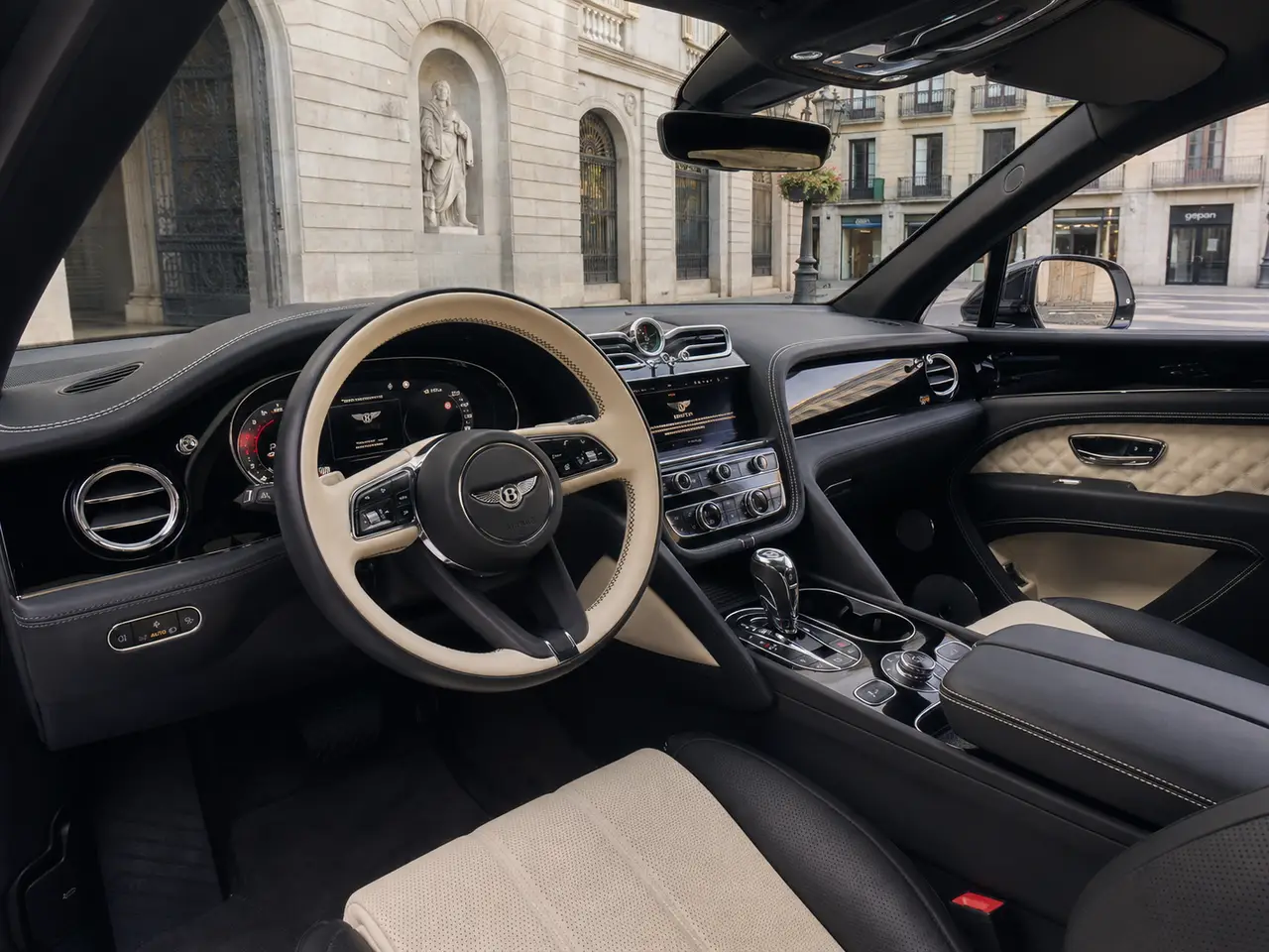 Bentley Bentayga V8-S 2024, interni — Rome Luxury Car Rental, Roma. La Bentley Bentayga V8-S non ha bisogno di alzare la voce per farsi notare: cinque posti,…