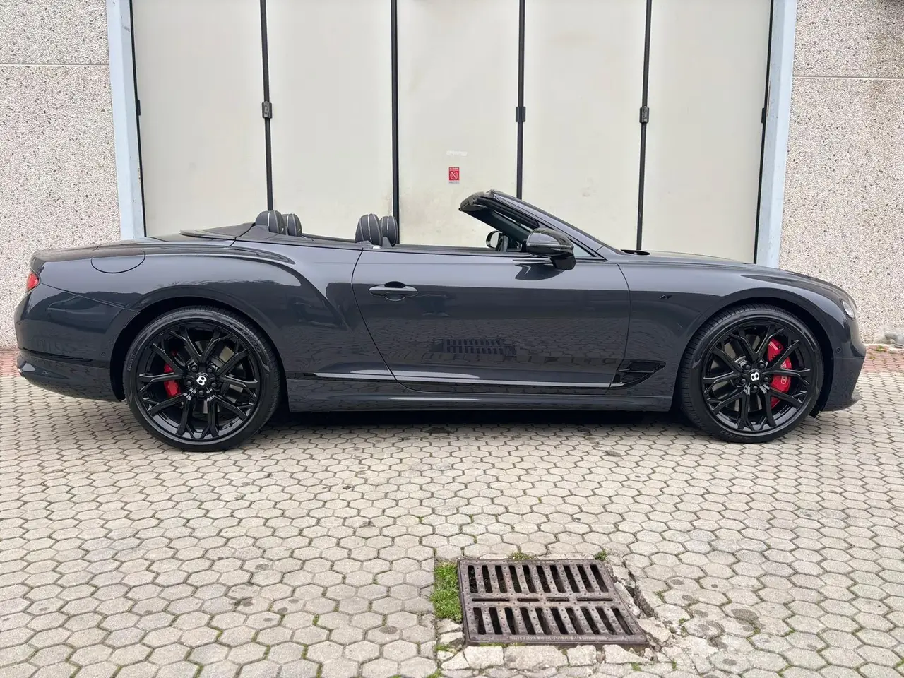 Bentley Continental GTC S V8 2025, esterno — Rome Luxury Car Rental, Roma. La Bentley Continental GTC S V8 2025 è una cabrio a quattro posti pensata per chi cerca…