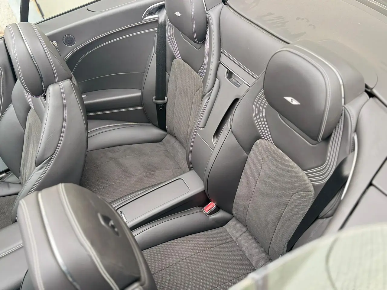 Bentley Continental GTC S V8 2025, vista frontale — Rome Luxury Car Rental, Roma. La Bentley Continental GTC S V8 2025 è una cabrio a quattro posti pensata per chi cerca…