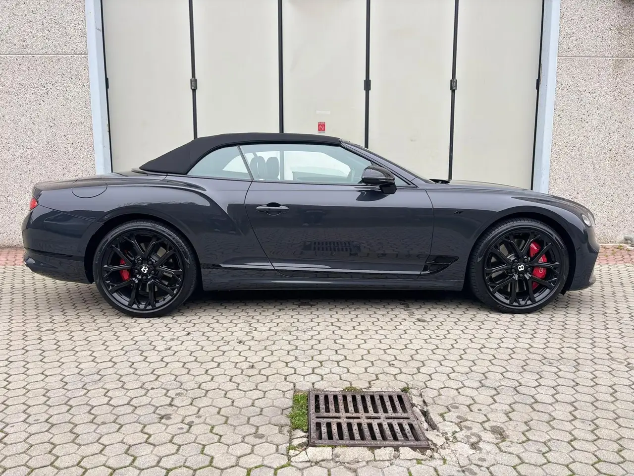Bentley Continental GTC S V8 2025, vista posteriore — Rome Luxury Car Rental, Roma. La Bentley Continental GTC S V8 2025 è una cabrio a quattro posti pensata per chi cerca…