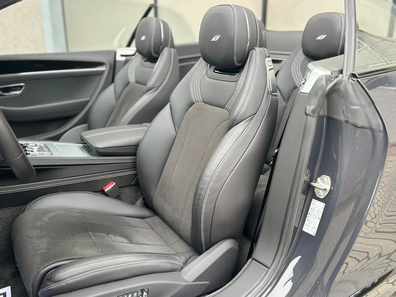 Bentley Continental GTC S V8 2025, interni — Rome Luxury Car Rental, Roma. La Bentley Continental GTC S V8 2025 è una cabrio a quattro posti pensata per chi cerca…