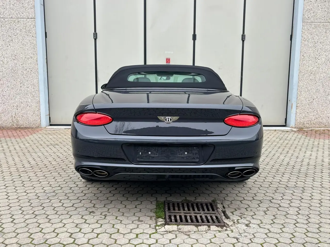 Bentley Continental GTC S V8 2025, cruscotto — Rome Luxury Car Rental, Roma. La Bentley Continental GTC S V8 2025 è una cabrio a quattro posti pensata per chi cerca…