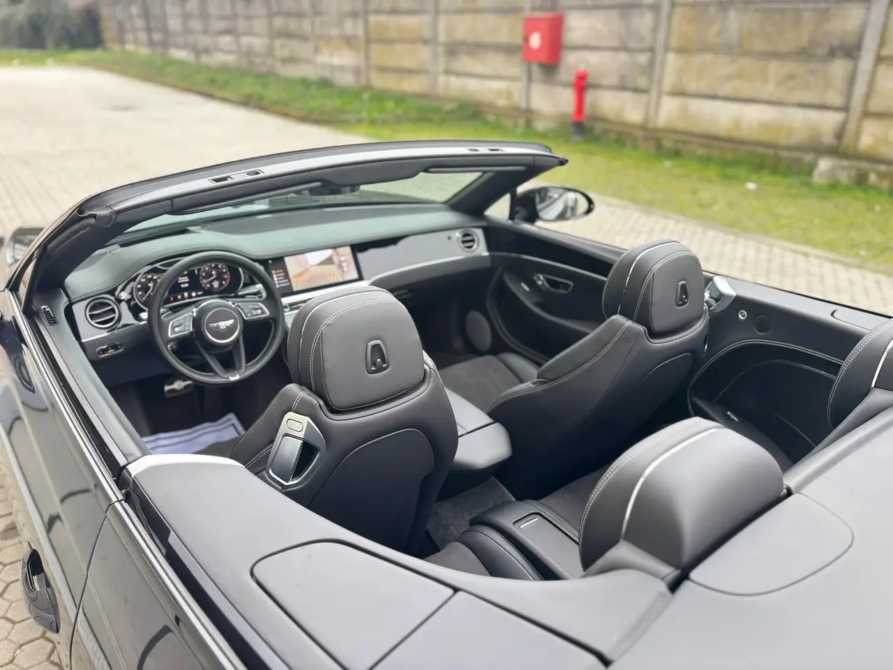 Bentley Continental GTC S V8 2025, profilo laterale — Rome Luxury Car Rental, Roma. La Bentley Continental GTC S V8 2025 è una cabrio a quattro posti pensata per chi cerca…