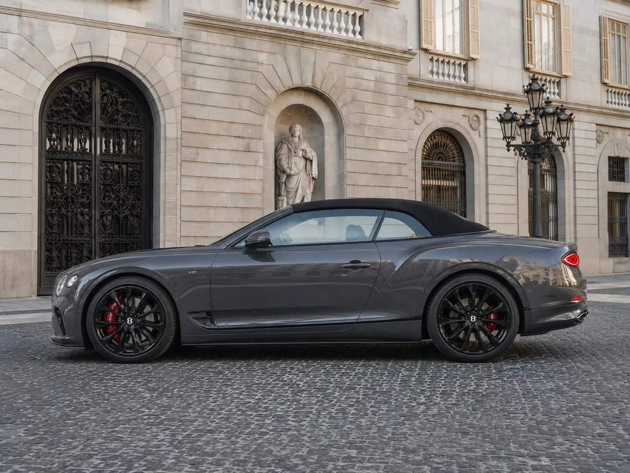 Bentley Continental GTC S V8 2025, esterno — Rome Luxury Car Rental, Roma. La Bentley Continental GTC S V8 2025 è una cabrio a quattro posti pensata per chi cerca…