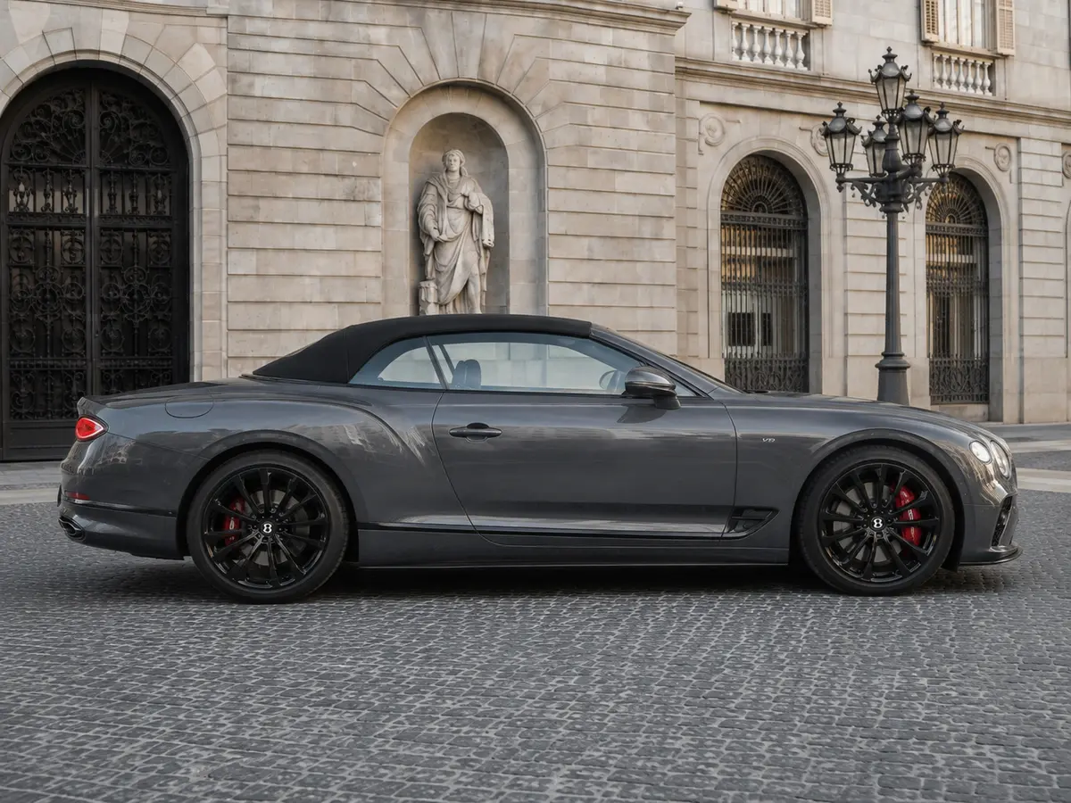 Bentley Continental GTC S V8 2025, vista frontale — Rome Luxury Car Rental, Roma. La Bentley Continental GTC S V8 2025 è una cabrio a quattro posti pensata per chi cerca…