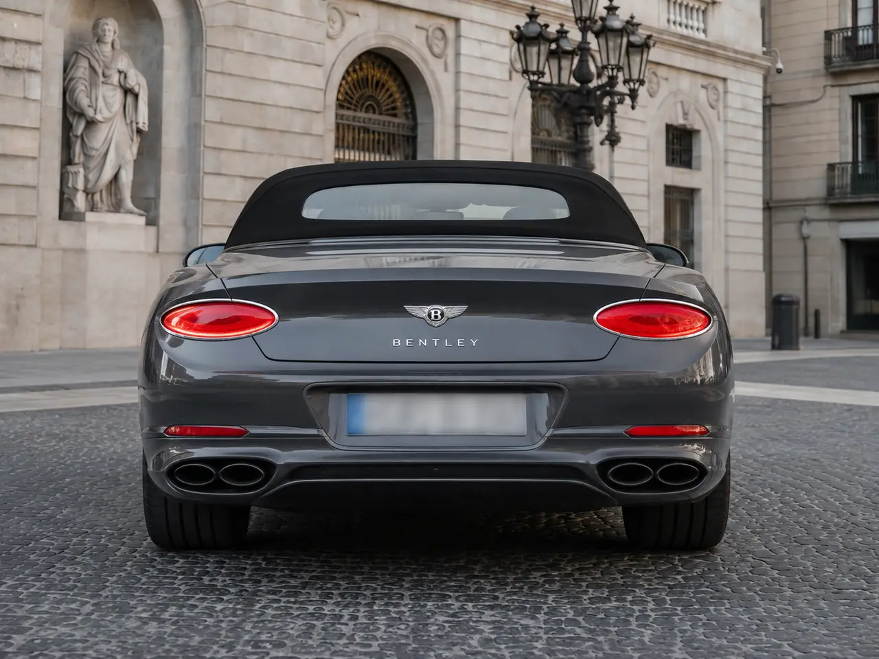 Bentley Continental GTC S V8 2025, vista posteriore — Rome Luxury Car Rental, Roma. La Bentley Continental GTC S V8 2025 è una cabrio a quattro posti pensata per chi cerca…