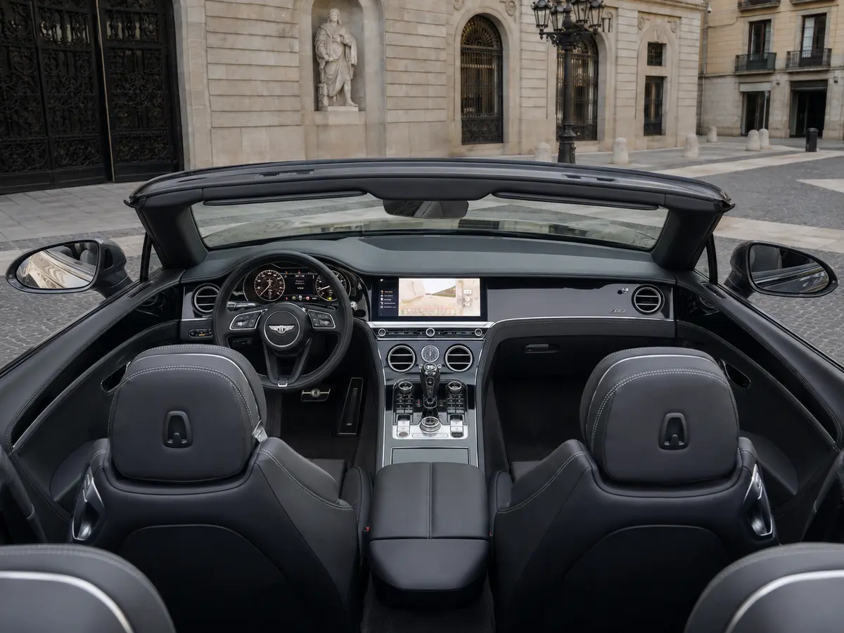 Bentley Continental GTC S V8 2025, interni — Rome Luxury Car Rental, Roma. La Bentley Continental GTC S V8 2025 è una cabrio a quattro posti pensata per chi cerca…
