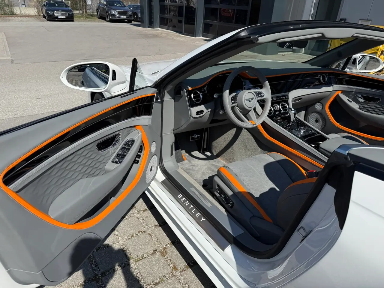 Bentley Continental GTC Speed 2025, вид спереди — Rome Luxury Car Rental, Рим. Bentley Continental GTC Speed 2025 года — кабриолет с отдачей 650 лошадиных сил и салоном…