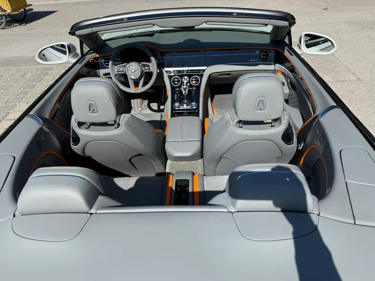 Bentley Continental GTC Speed 2025, салон — Rome Luxury Car Rental, Рим. Bentley Continental GTC Speed 2025 года — кабриолет с отдачей 650 лошадиных сил и салоном…