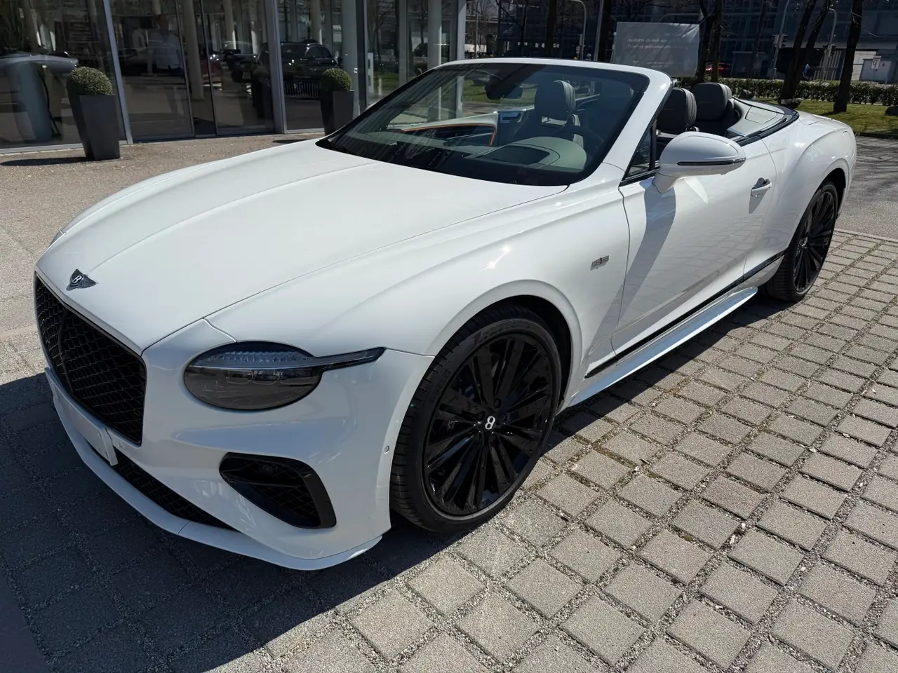 Bentley Continental GTC Speed 2025, приборная панель — Rome Luxury Car Rental, Рим. Bentley Continental GTC Speed 2025 года — кабриолет с отдачей 650 лошадиных сил и салоном…