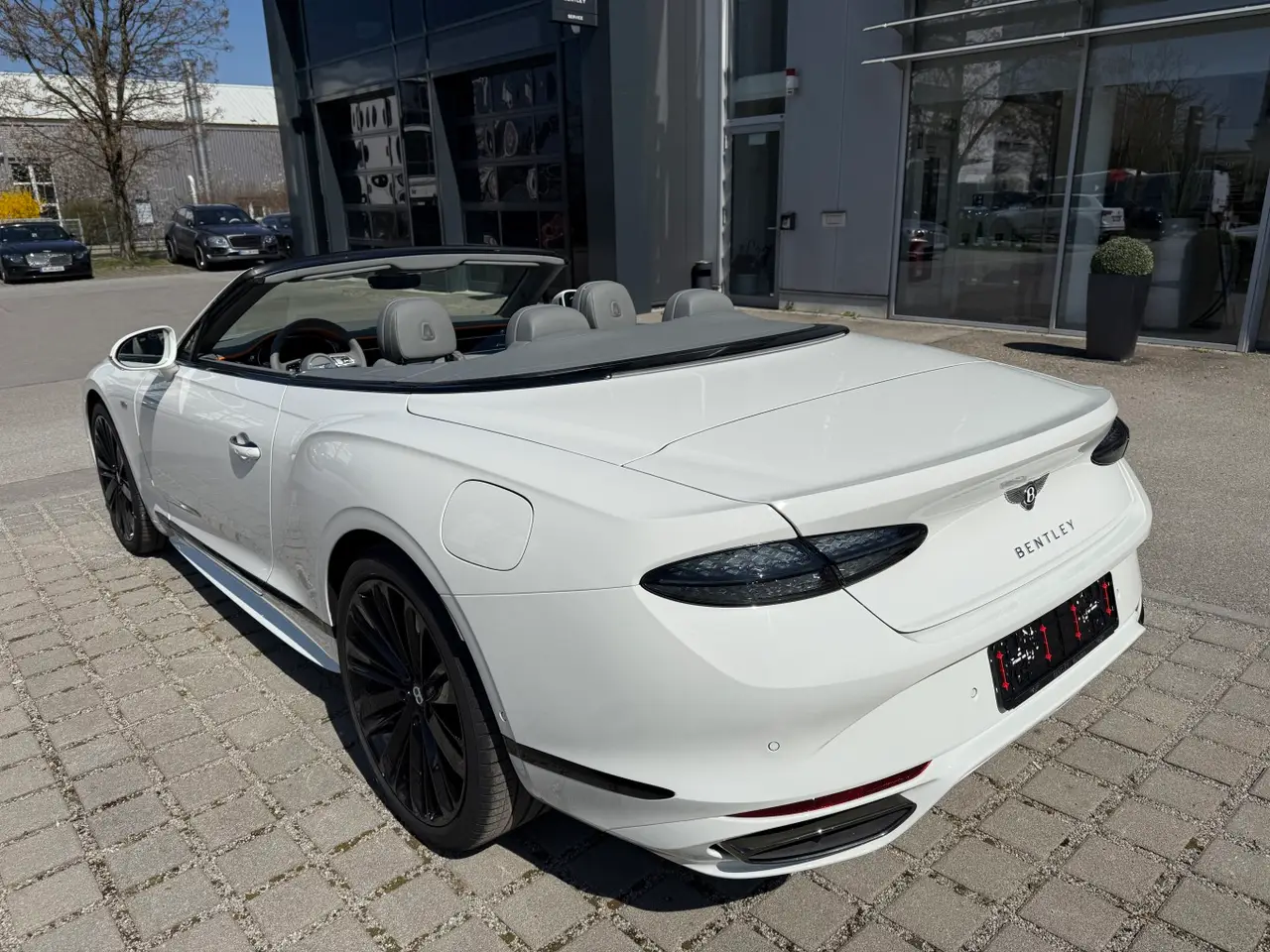 Bentley Continental GTC Speed 2025, профиль — Rome Luxury Car Rental, Рим. Bentley Continental GTC Speed 2025 года — кабриолет с отдачей 650 лошадиных сил и салоном…