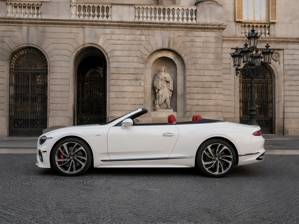 Bentley Continental GTC Speed 2025, exterior — Rome Luxury Car Rental, Roma. El Bentley Continental GTC Speed 2025 pertenece a esa categoría de coches que no…