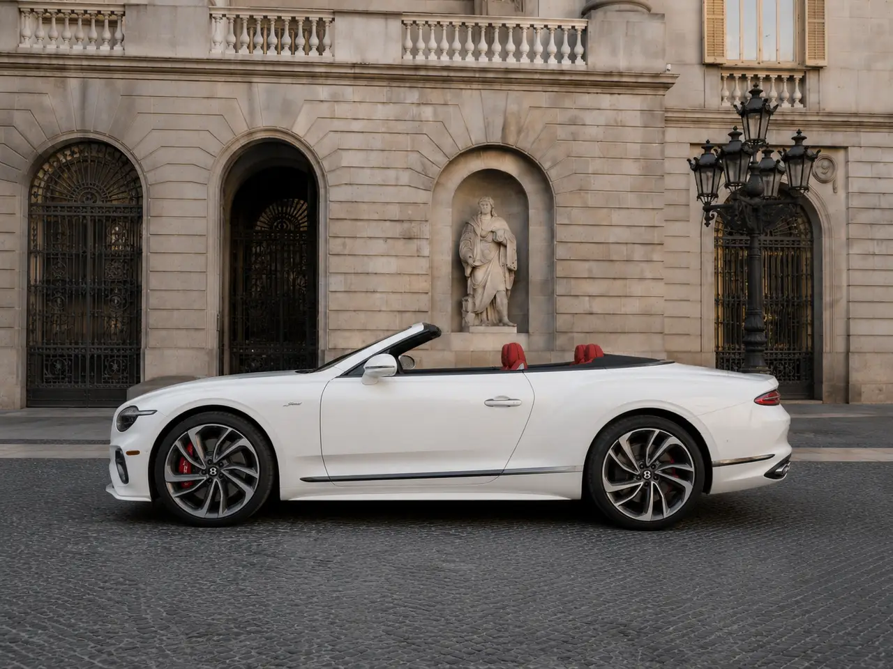 Bentley Continental GTC Speed 2025, exterior — Rome Luxury Car Rental, Roma. El Bentley Continental GTC Speed 2025 pertenece a esa categoría de coches que no…
