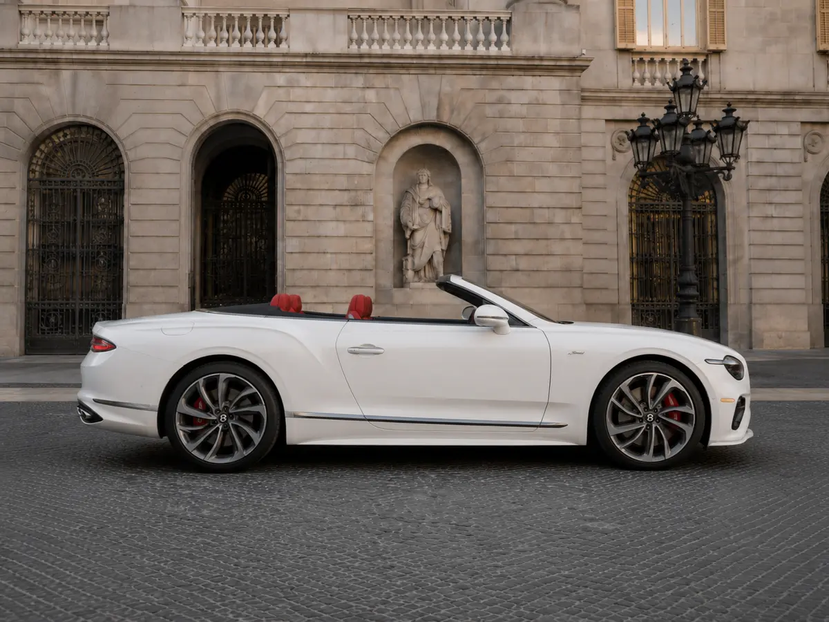 Bentley Continental GTC Speed 2025, vista frontal — Rome Luxury Car Rental, Roma. El Bentley Continental GTC Speed 2025 pertenece a esa categoría de coches que no…