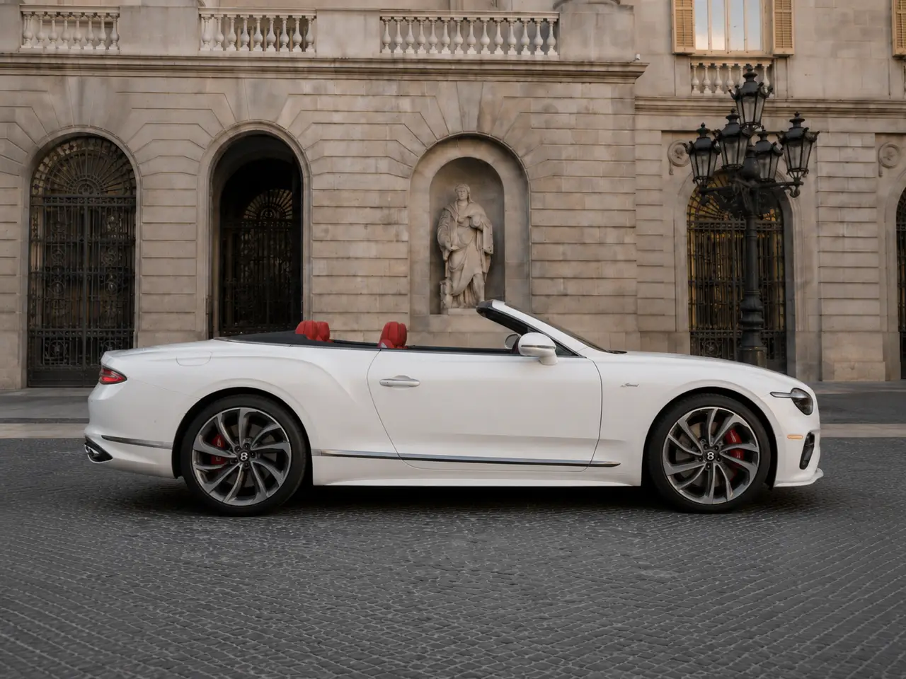 Bentley Continental GTC Speed 2025, vista frontal — Rome Luxury Car Rental, Roma. El Bentley Continental GTC Speed 2025 pertenece a esa categoría de coches que no…