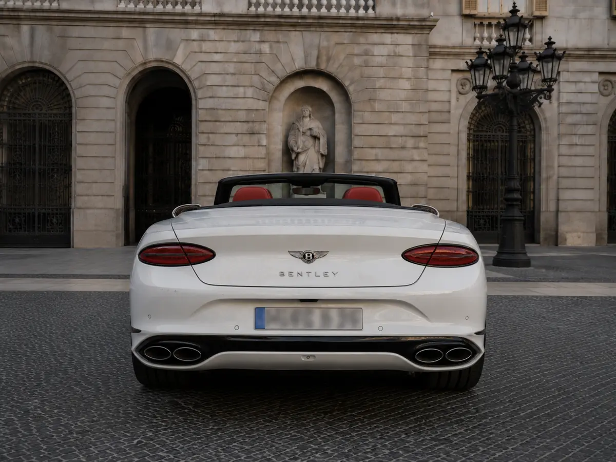 Bentley Continental GTC Speed 2025, vista trasera — Rome Luxury Car Rental, Roma. El Bentley Continental GTC Speed 2025 pertenece a esa categoría de coches que no…