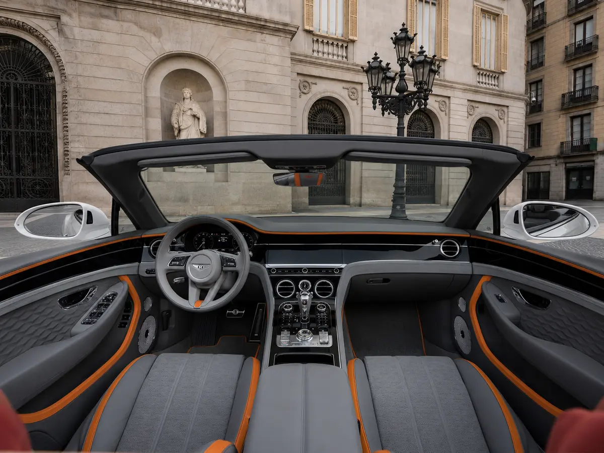 Bentley Continental GTC Speed 2025, interior — Rome Luxury Car Rental, Roma. El Bentley Continental GTC Speed 2025 pertenece a esa categoría de coches que no…