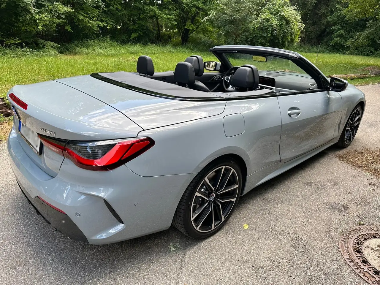 BMW 430i Cabrio 2023, esterno — Rome Luxury Car Rental, Roma. La BMW 430i Cabrio 2023 è un'auto pensata per chi vuole vivere Roma con il tetto…