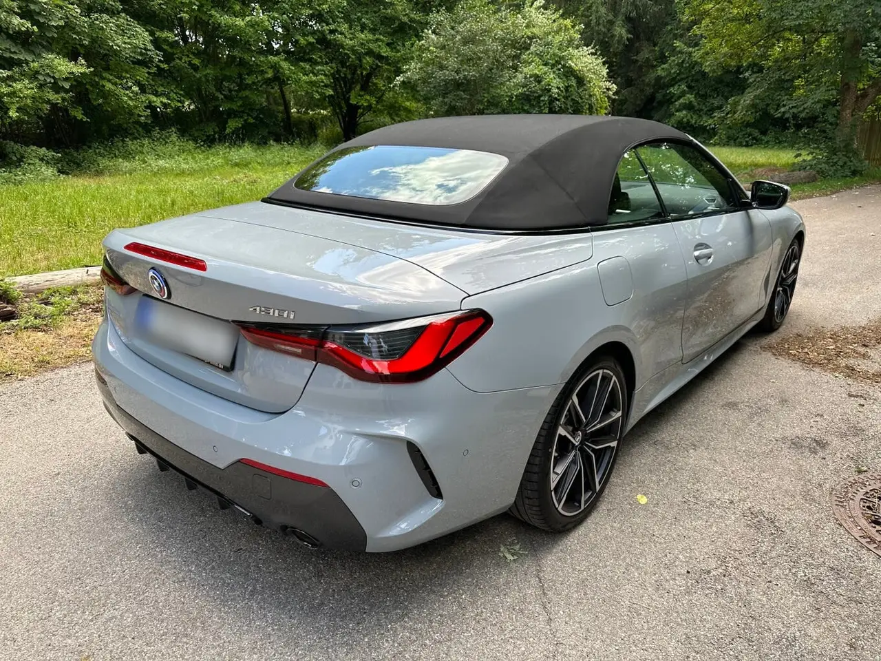 BMW 430i Cabrio 2023, vista frontale — Rome Luxury Car Rental, Roma. La BMW 430i Cabrio 2023 è un'auto pensata per chi vuole vivere Roma con il tetto…