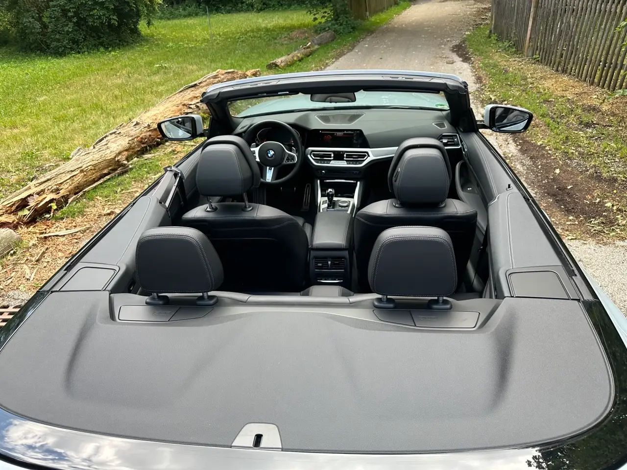 BMW 430i Cabrio 2023, vista posteriore — Rome Luxury Car Rental, Roma. La BMW 430i Cabrio 2023 è un'auto pensata per chi vuole vivere Roma con il tetto…