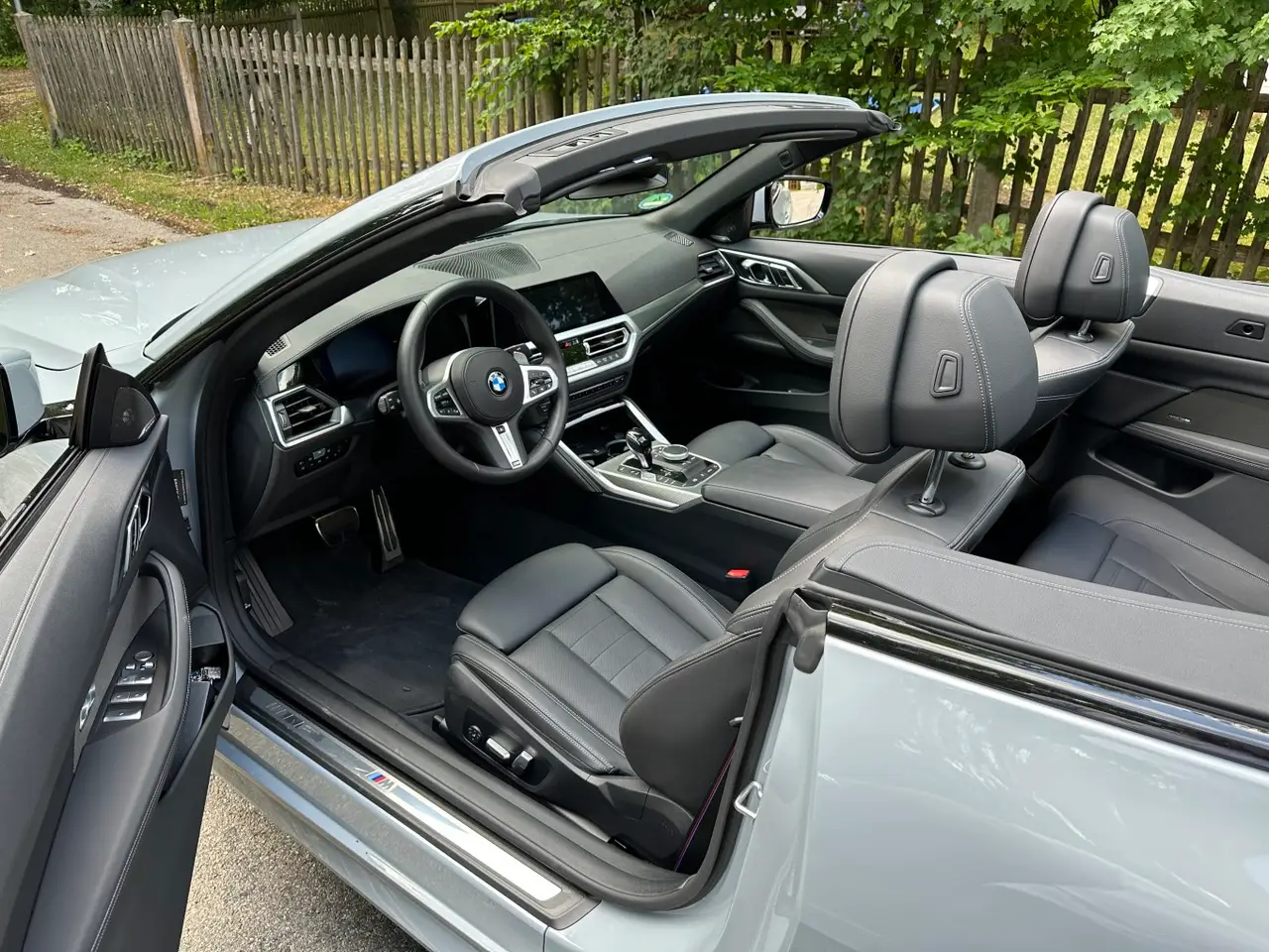 BMW 430i Cabrio 2023, interni — Rome Luxury Car Rental, Roma. La BMW 430i Cabrio 2023 è un'auto pensata per chi vuole vivere Roma con il tetto…