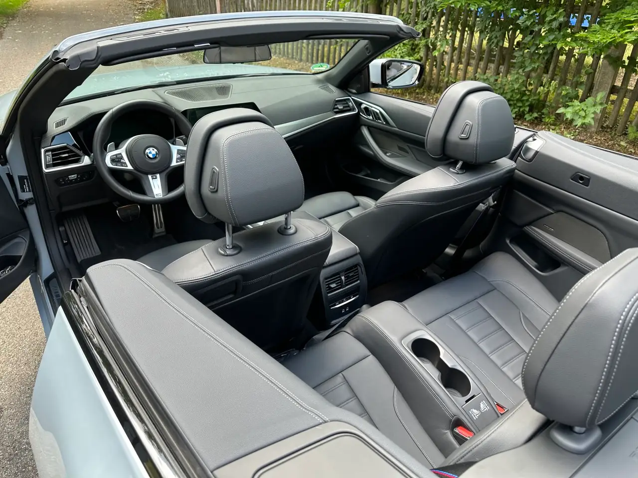 BMW 430i Cabrio 2023, cruscotto — Rome Luxury Car Rental, Roma. La BMW 430i Cabrio 2023 è un'auto pensata per chi vuole vivere Roma con il tetto…