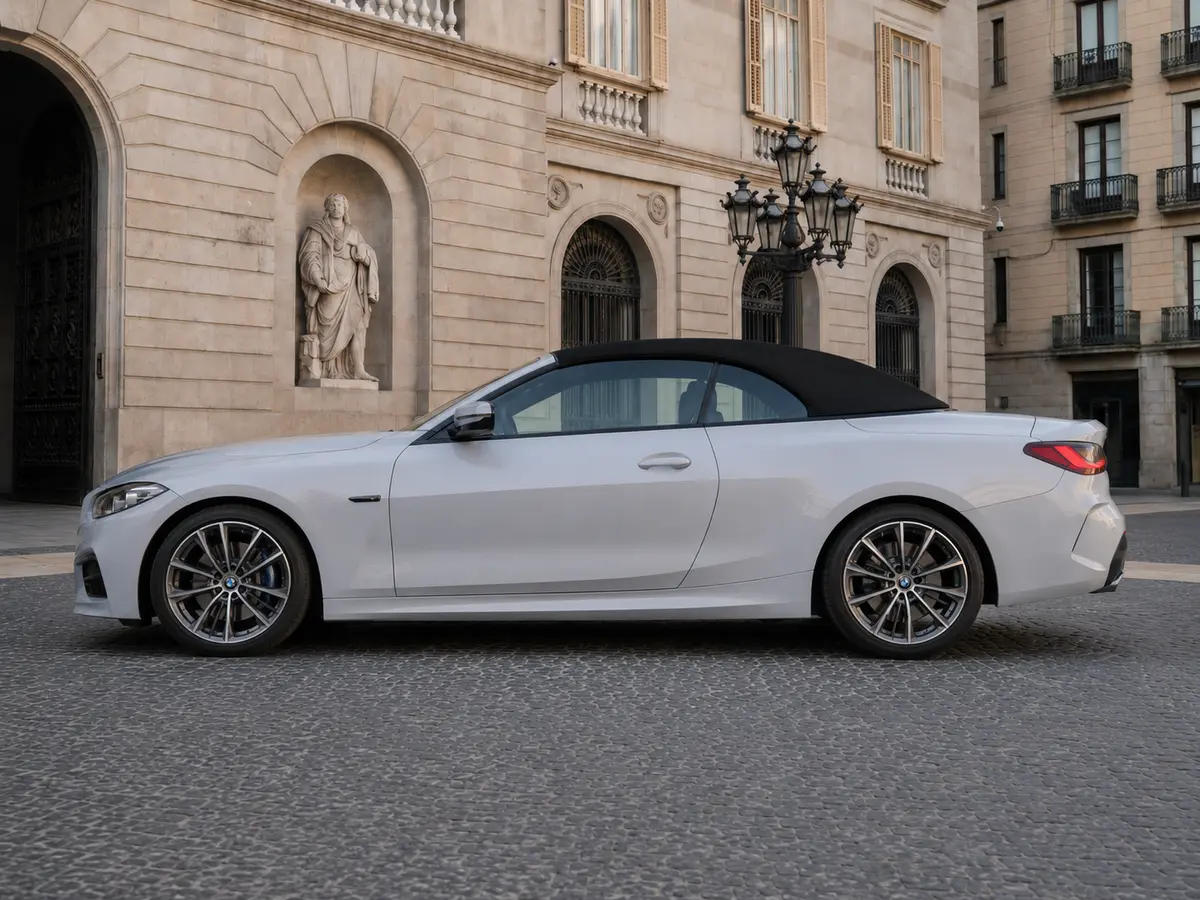 BMW 430i Cabrio 2023, esterno — Rome Luxury Car Rental, Roma. La BMW 430i Cabrio 2023 è un'auto pensata per chi vuole vivere Roma con il tetto…