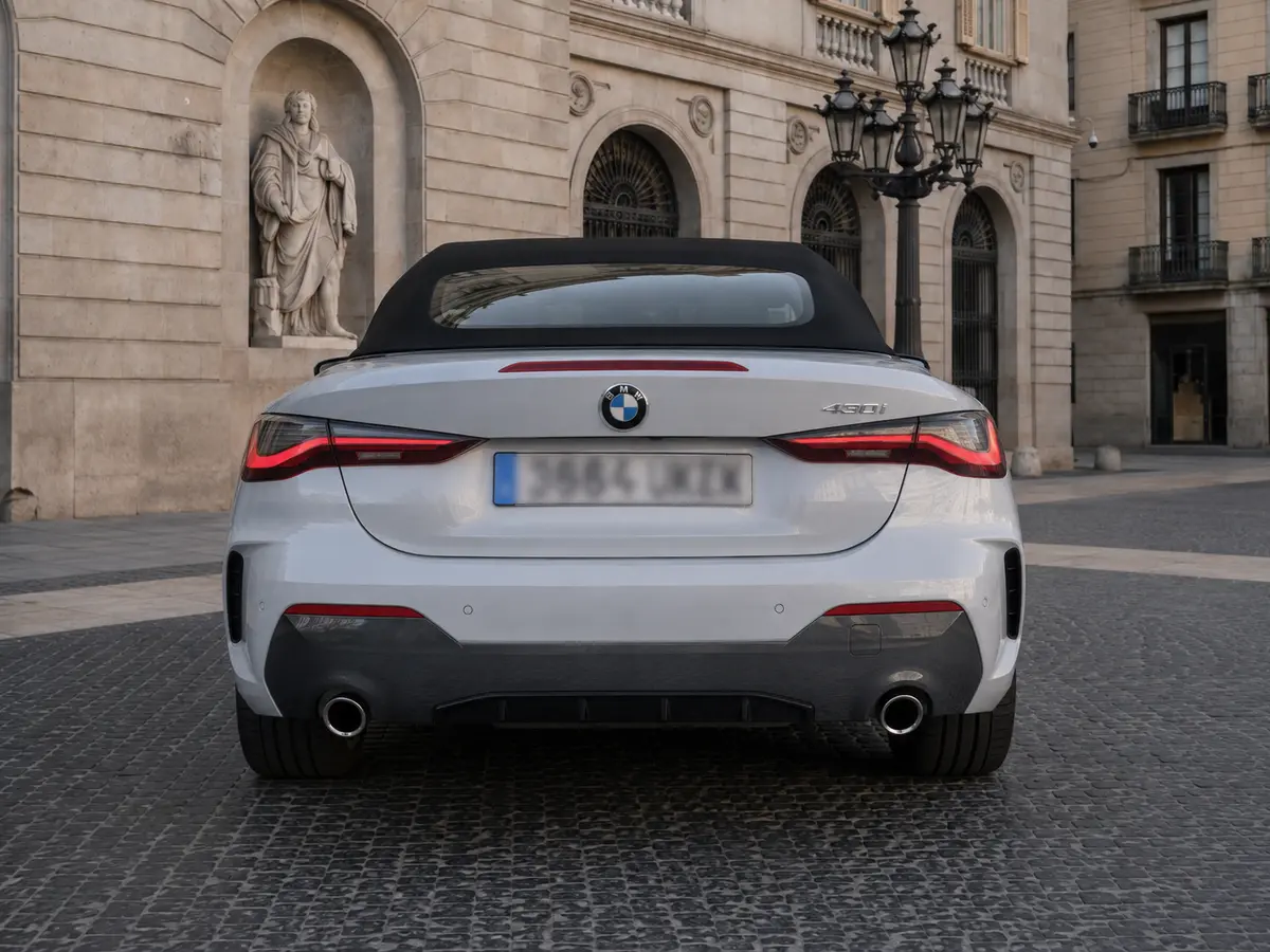 BMW 430i Cabrio 2023, vista frontale — Rome Luxury Car Rental, Roma. La BMW 430i Cabrio 2023 è un'auto pensata per chi vuole vivere Roma con il tetto…