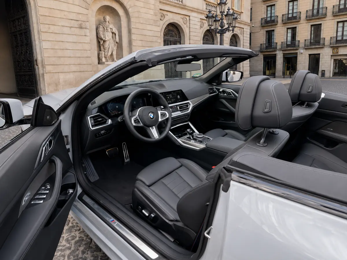 BMW 430i Cabrio 2023, vista posteriore — Rome Luxury Car Rental, Roma. La BMW 430i Cabrio 2023 è un'auto pensata per chi vuole vivere Roma con il tetto…
